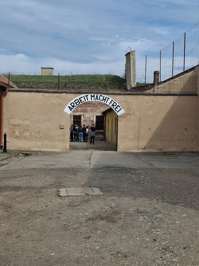 Entrada al campo de detención