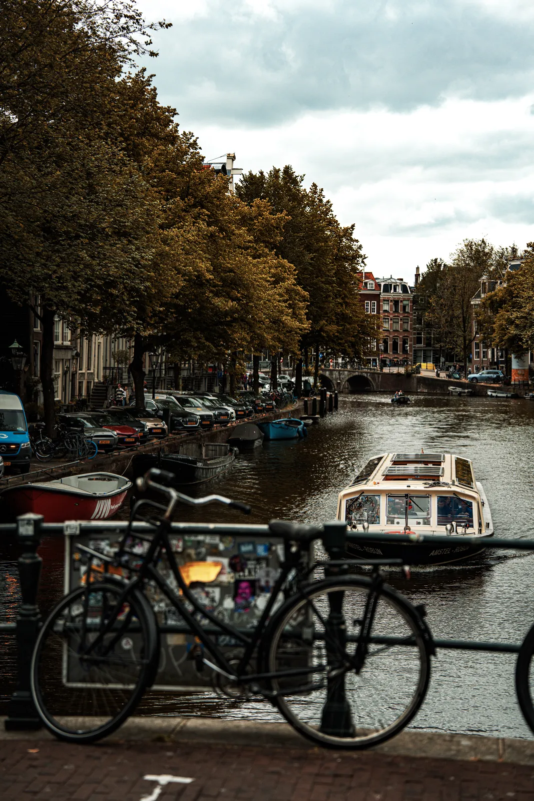 Canal en las Nueve Calles de Ámsterdam