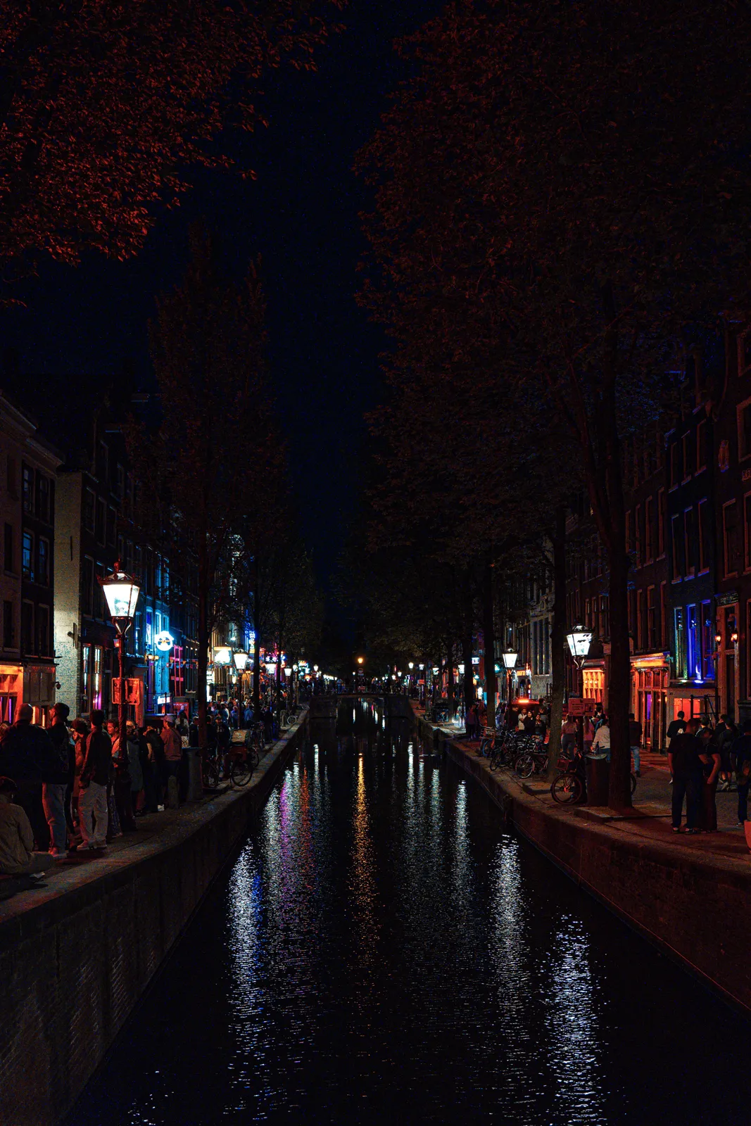 Calle iluminada de rojo en el Barrio Rojo de Ámsterdam