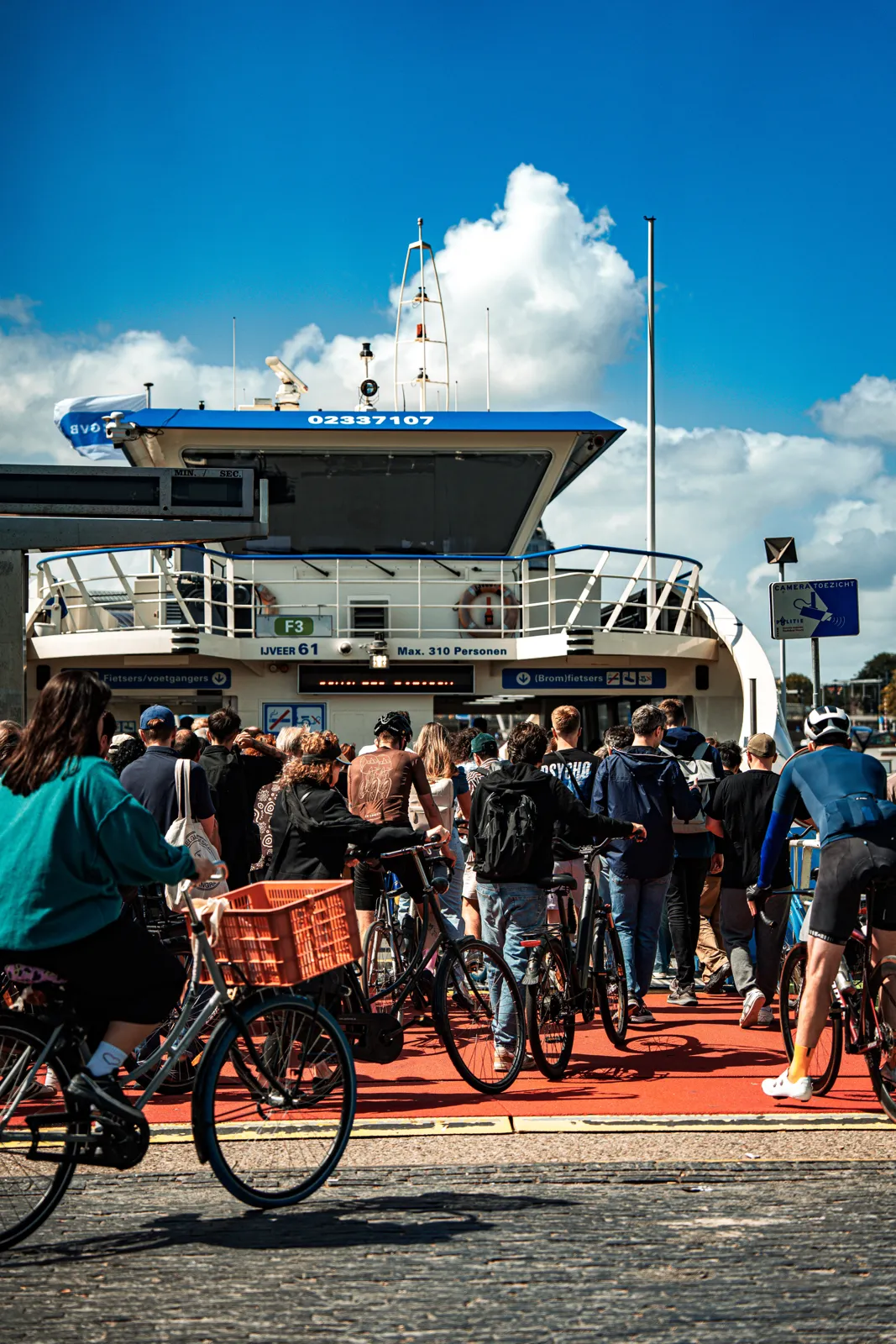 Ferry gratuito hacia Amsterdam Noord con bicicletas a bordo