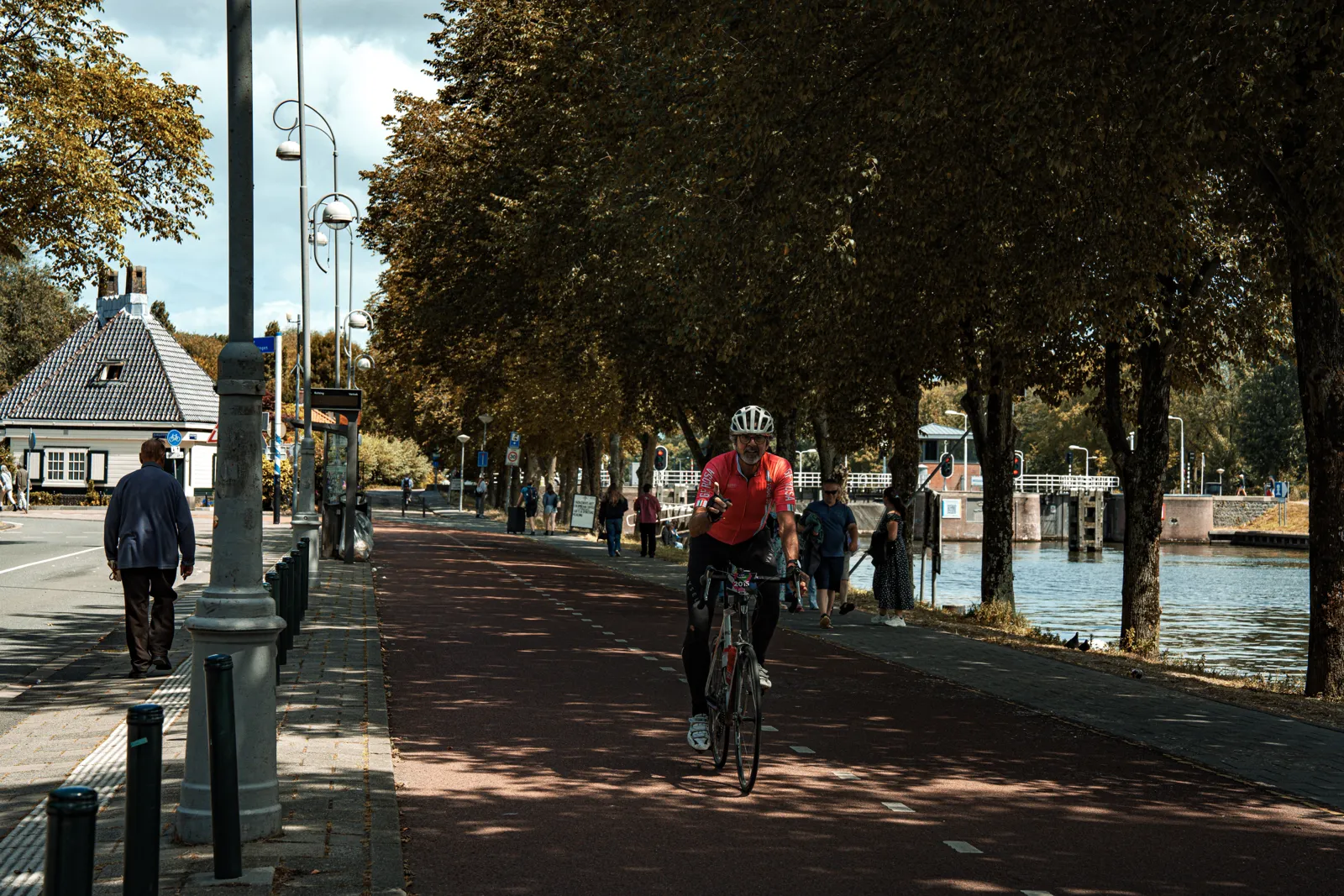 Paseo junto al canal en Amsterdam Noord con ciclistas