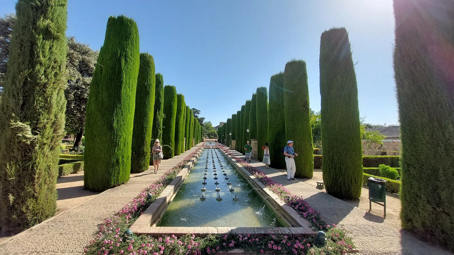 Jardines del Alcázar de los Reyes Cristianos en Córdoba con cipreses y fuente