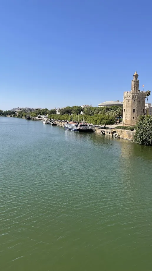 Torre del Oro y el río Guadalquivir en Sevilla bajo el cielo azul