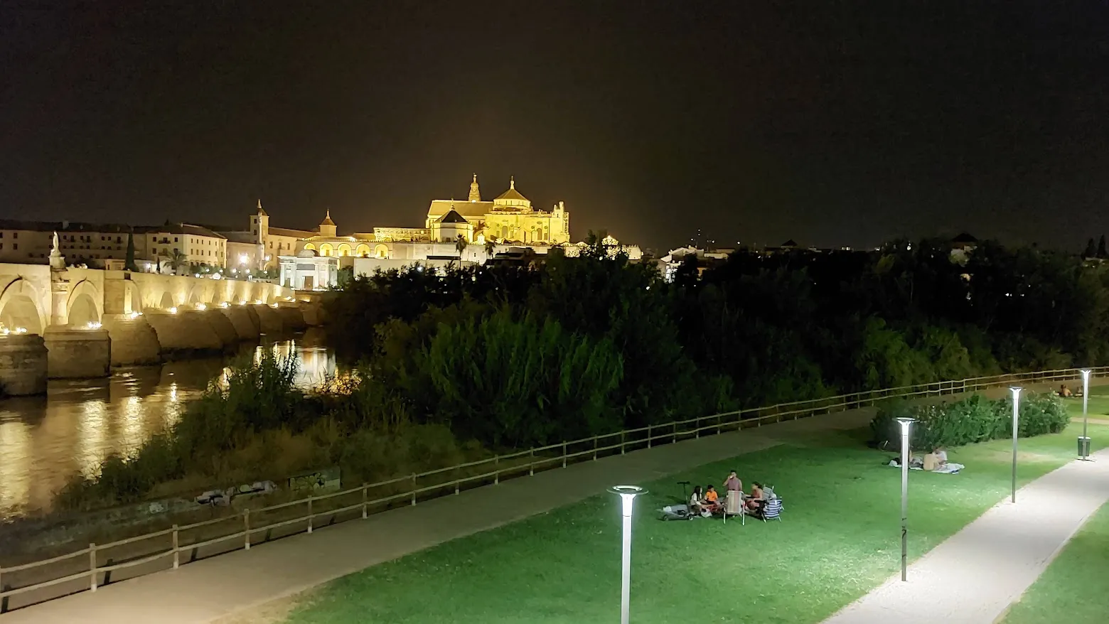 Córdoba de noche: Puente Romano y Mezquita-Catedral iluminados sobre el Guadalquivir