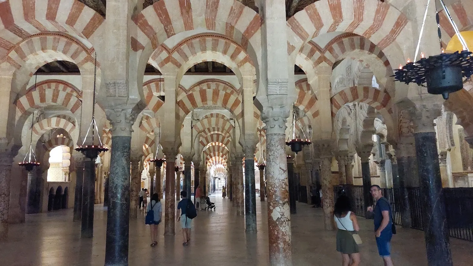 Interior de la Mezquita-Catedral de Córdoba con sus arcos bicolor rojos y blancos