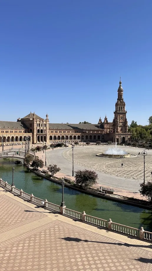 Plaza de España en Sevilla con su edificio semicircular, fuente y canal