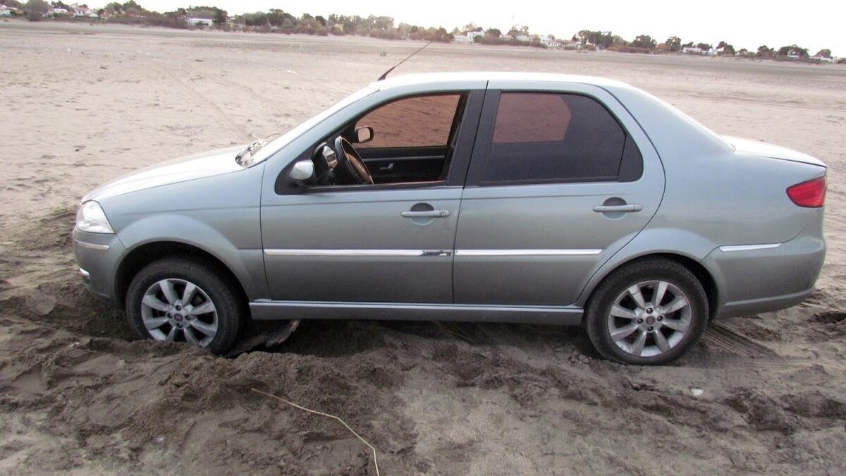 Auto atascado en la arena en El Cóndor