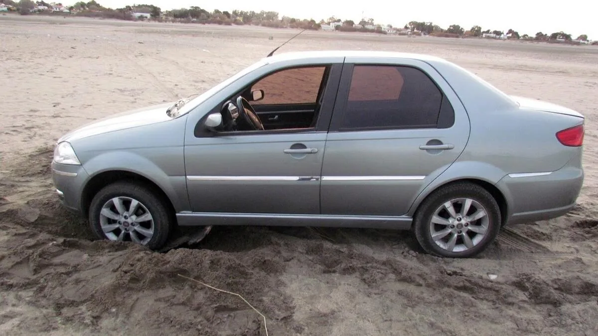 Auto atascado en la arena en El Cóndor
