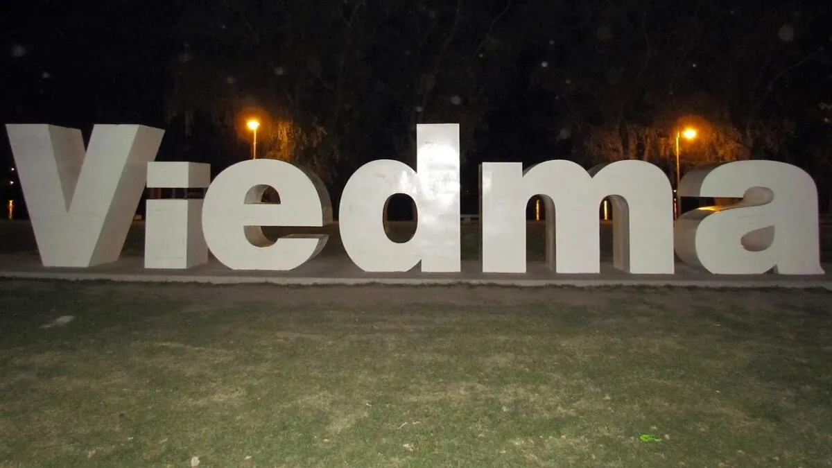 Cartel de Viedma de noche en la costanera