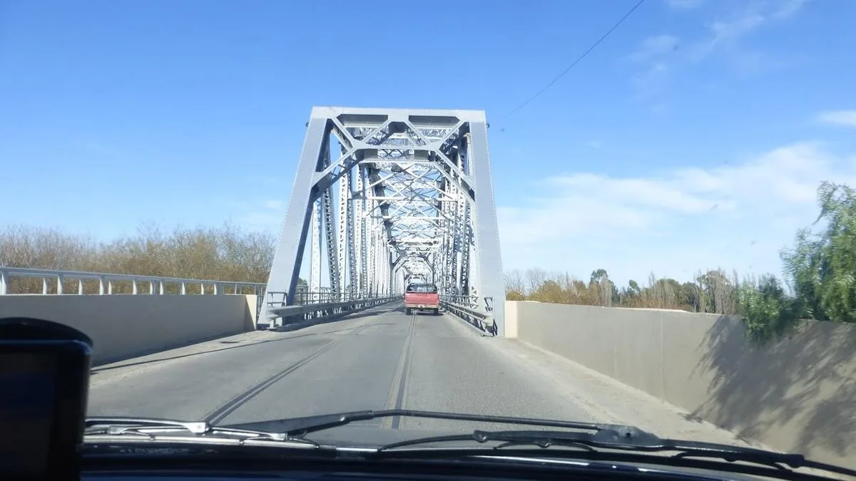 Cruzando el puente sobre el río Negro hacia Viedma