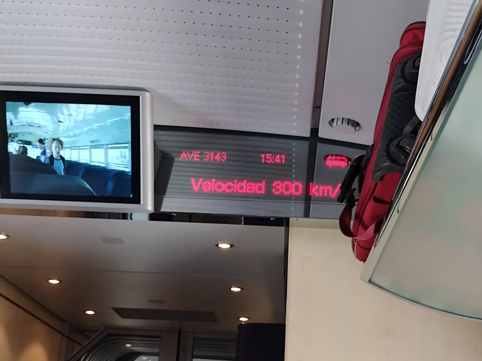 Panel del AVE mostrando velocidad de 300 km/h en el trayecto hacia Barcelona