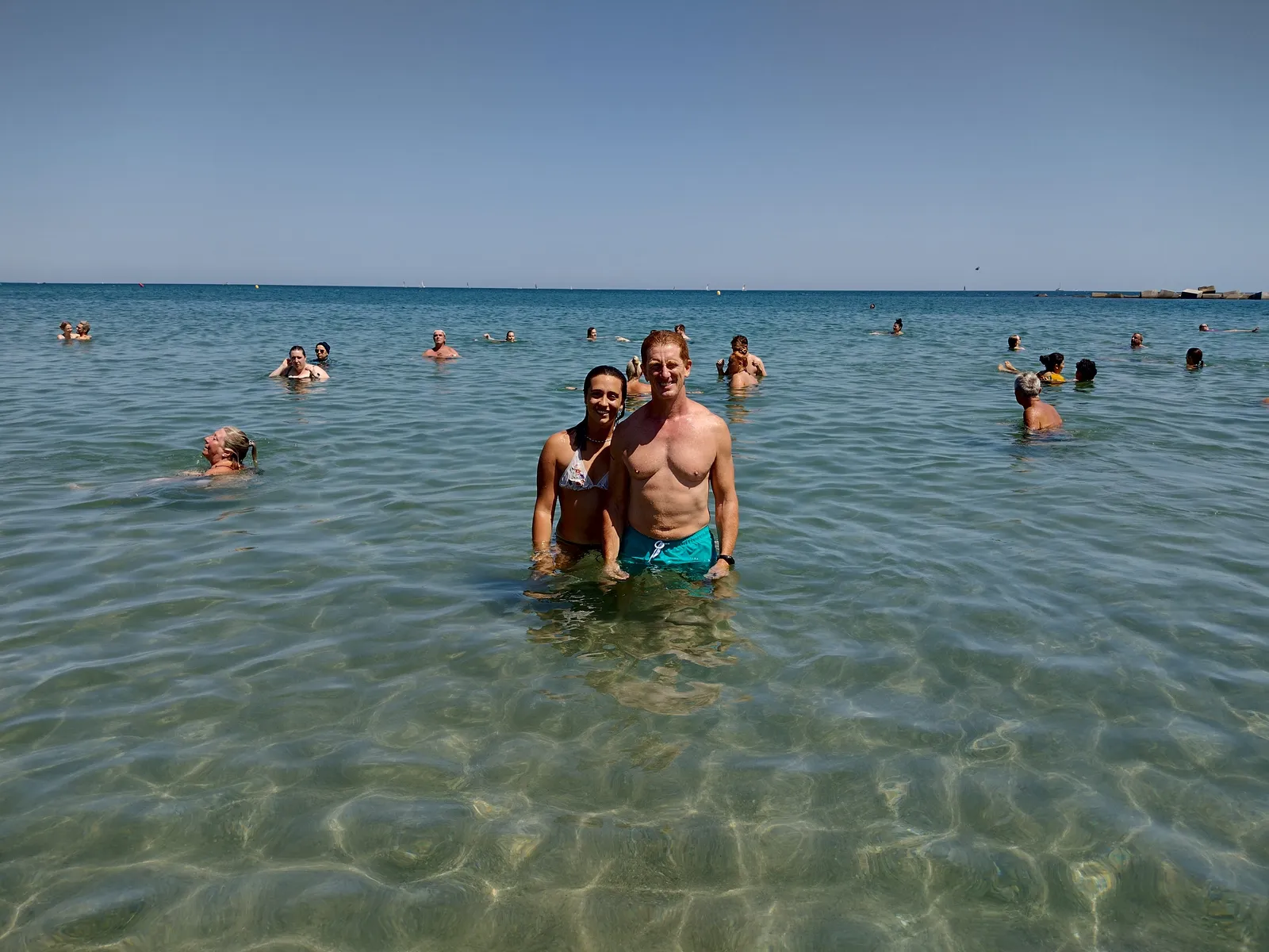 La pareja en el mar Mediterráneo en la playa de La Barceloneta, Barcelona