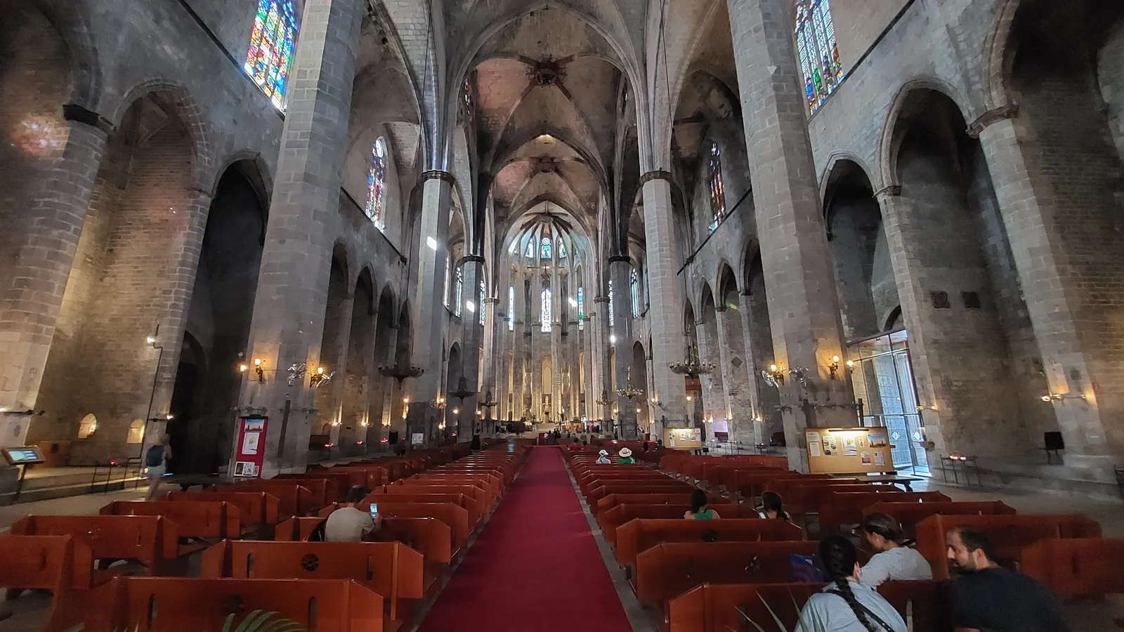 Interior de la Basílica de Santa María del Mar con sus columnas góticas y vidrieras