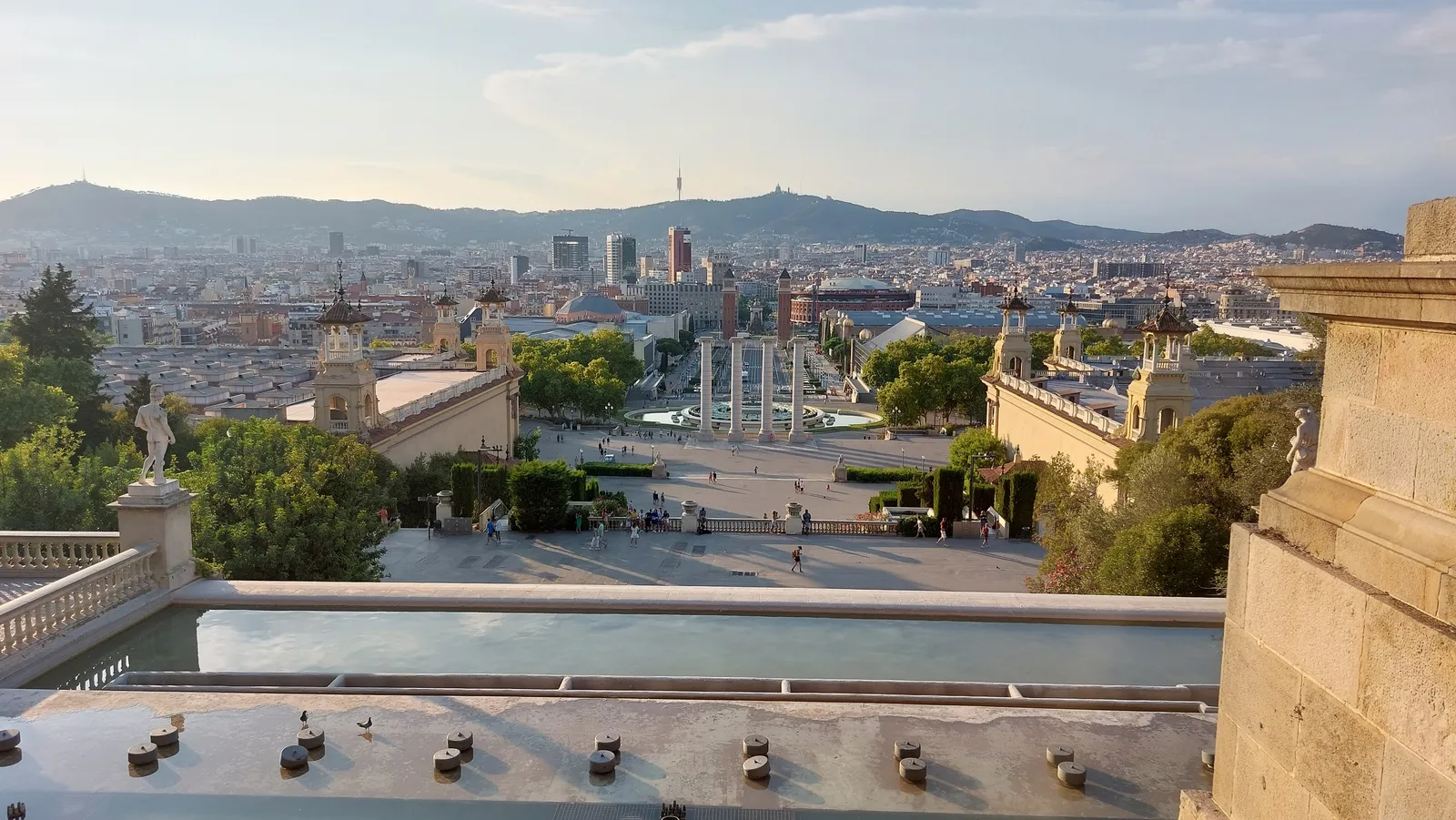 Vista panorámica de Barcelona desde el MNAC en Montjuïc con la Fuente Mágica y la ciudad al fondo