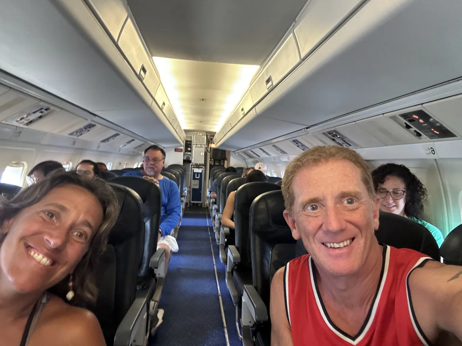 La familia sentada dentro del avión Fokker de Air Panamá rumbo a Bocas del Toro