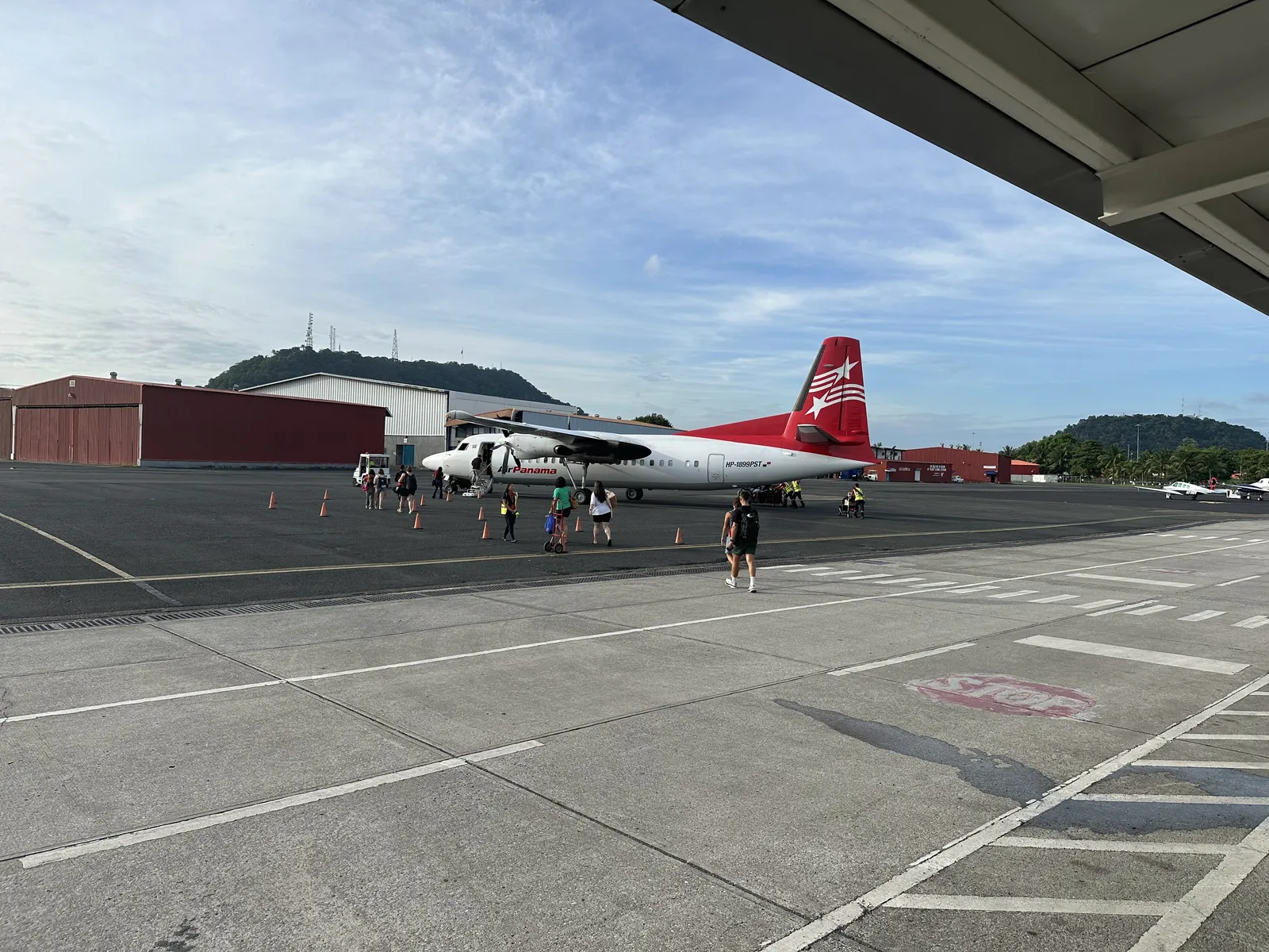El pequeño avión Fokker F50 de Air Panamá en la pista antes de despegar hacia Bocas del Toro