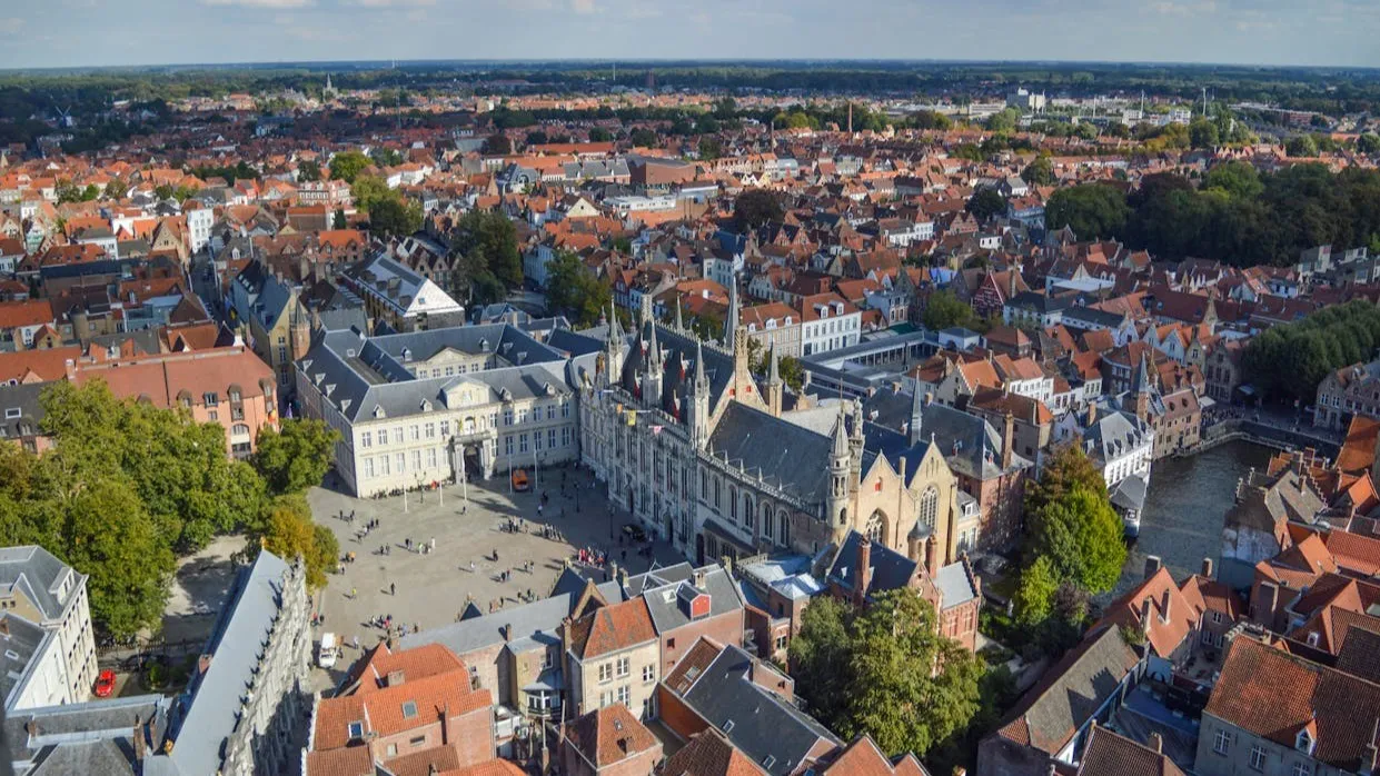 Vista aérea de Brujas desde el Belfort — tejados rojos y la Plaza Burg