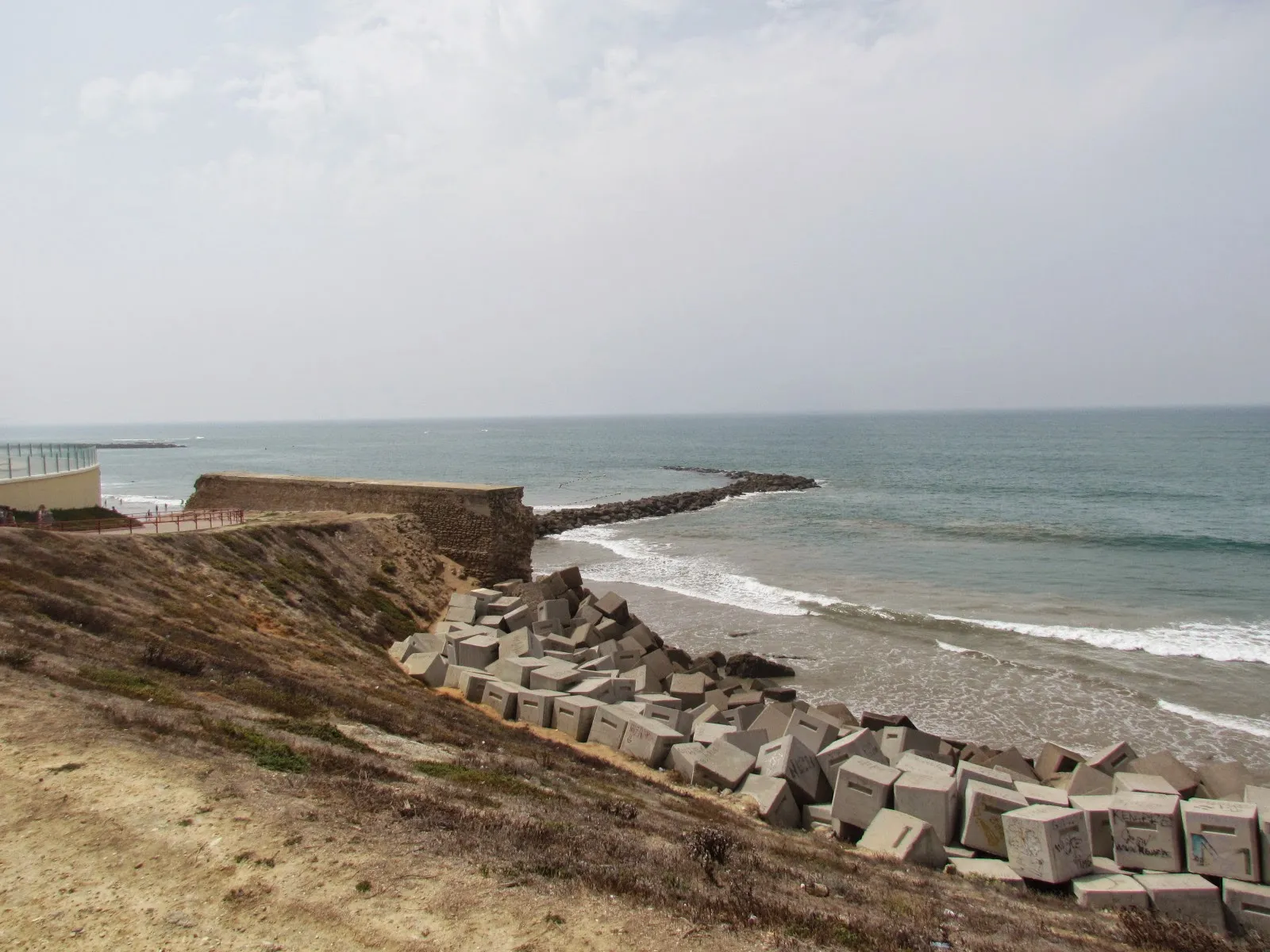 Playa norte de Cádiz con formación de rocas en herradura entrando al mar