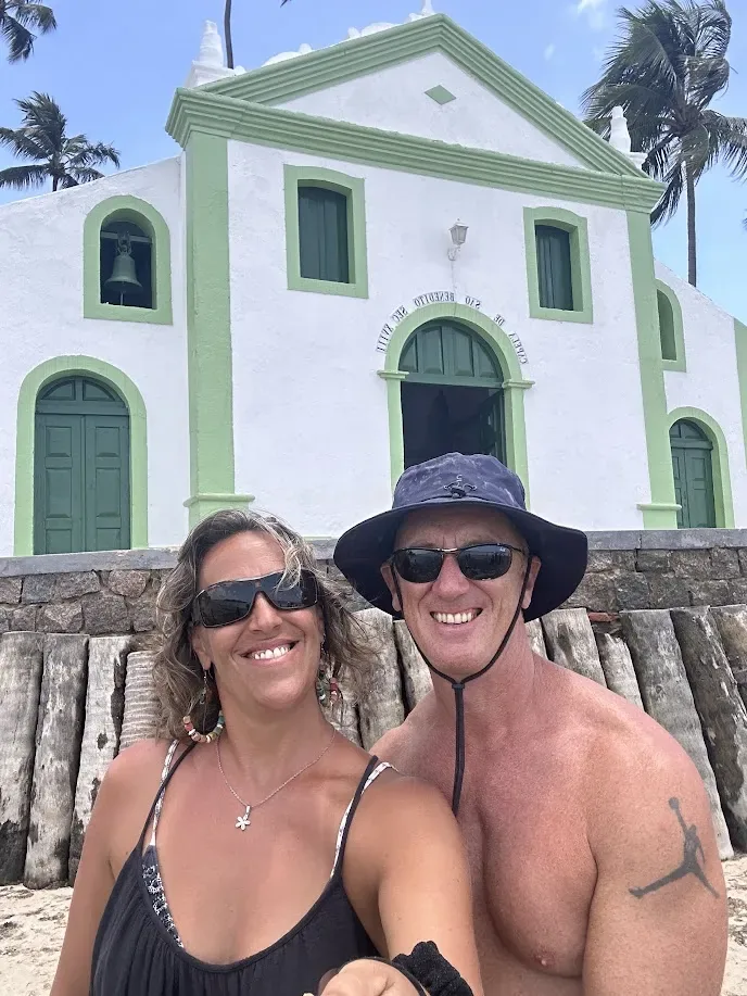 La Capilla de São Benedito sobre la playa de Praia dos Carneiros