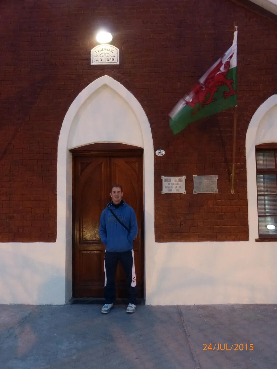 Capilla galesa en Trelew con bandera de Gales