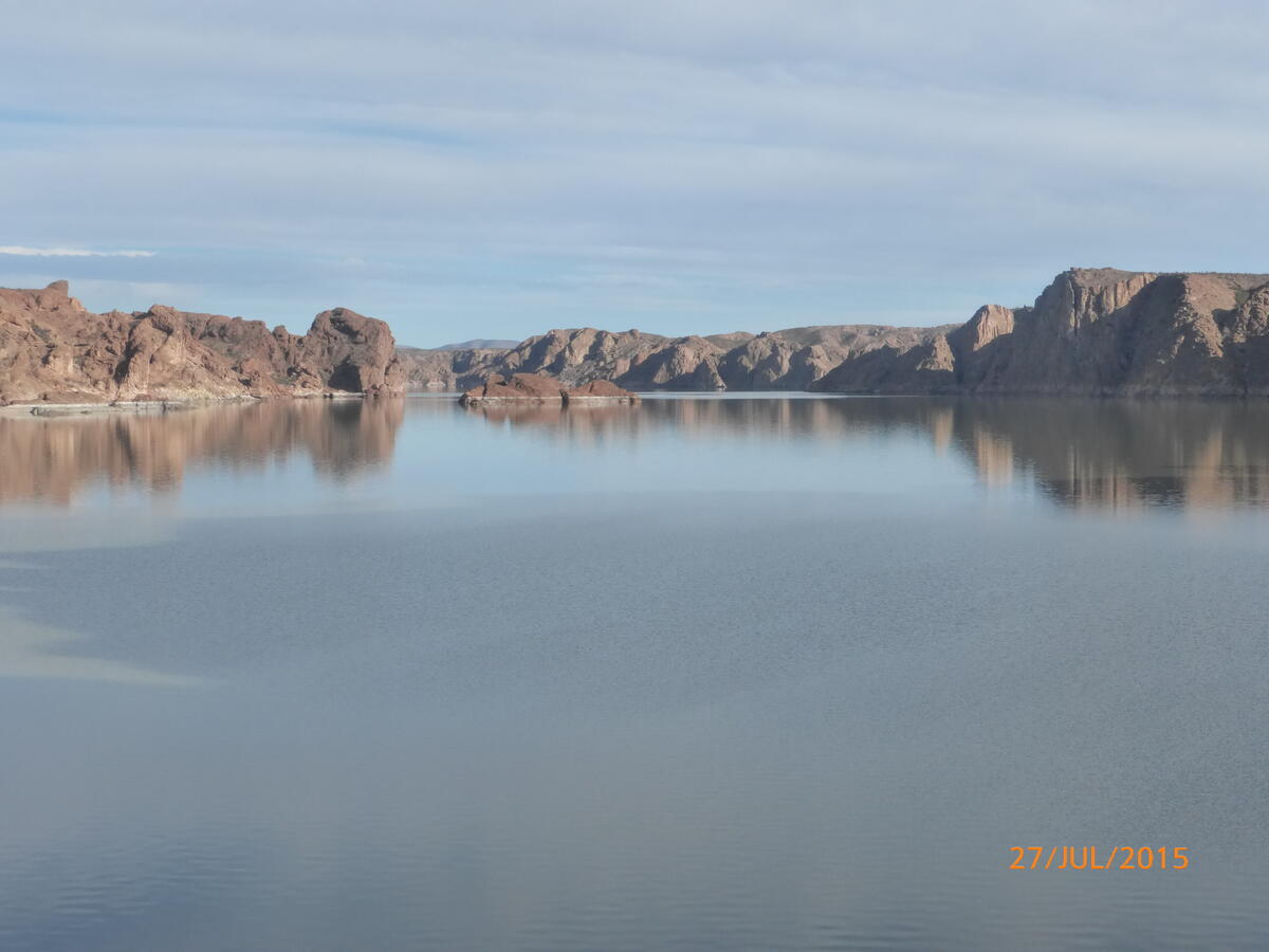 Reflejo del Dique Ameghino en el agua