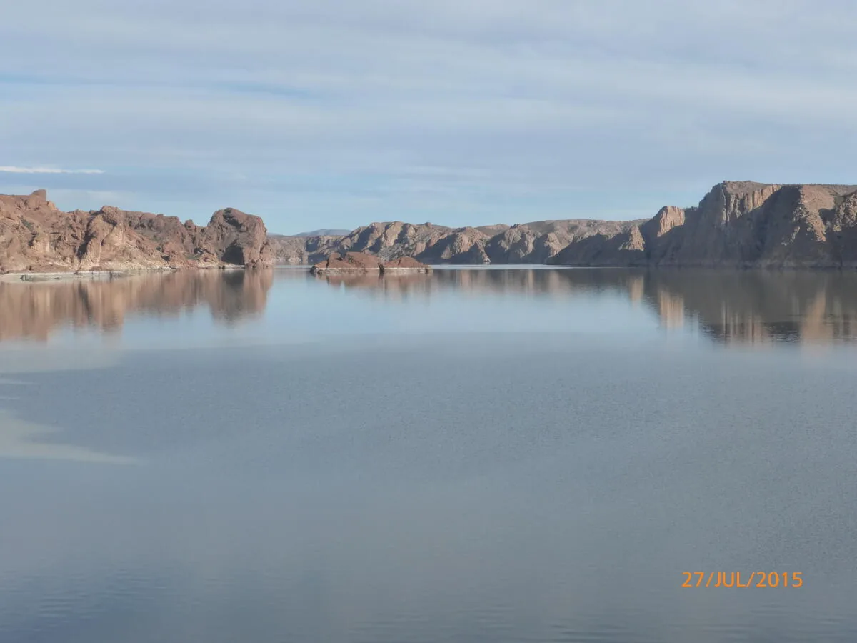 Reflejo del Dique Ameghino en el agua