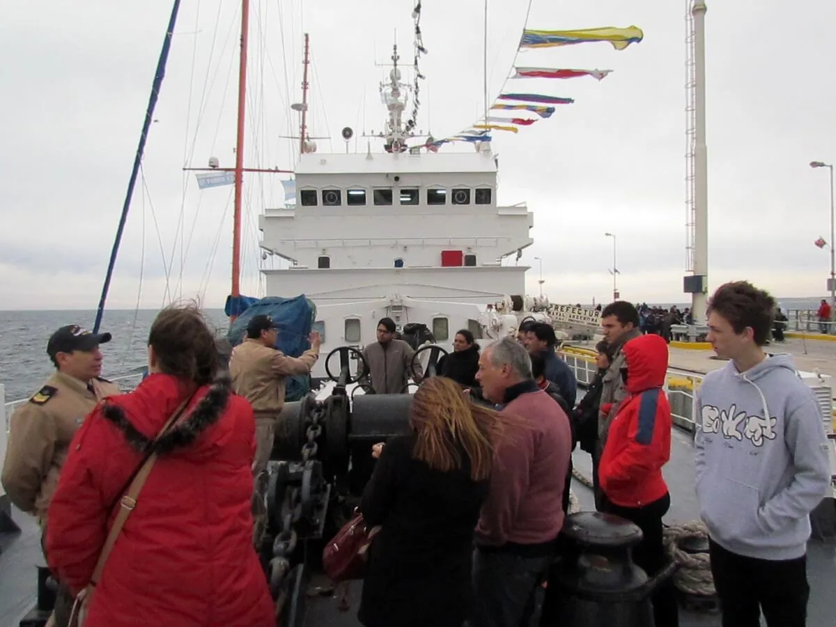 Cubierta del barco de la Prefectura en Puerto Madryn