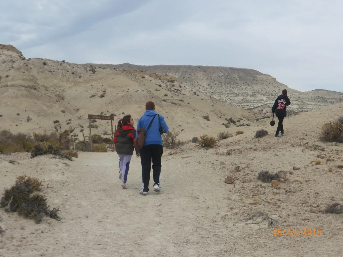Familia recorriendo el sendero de Bryn Gwyn