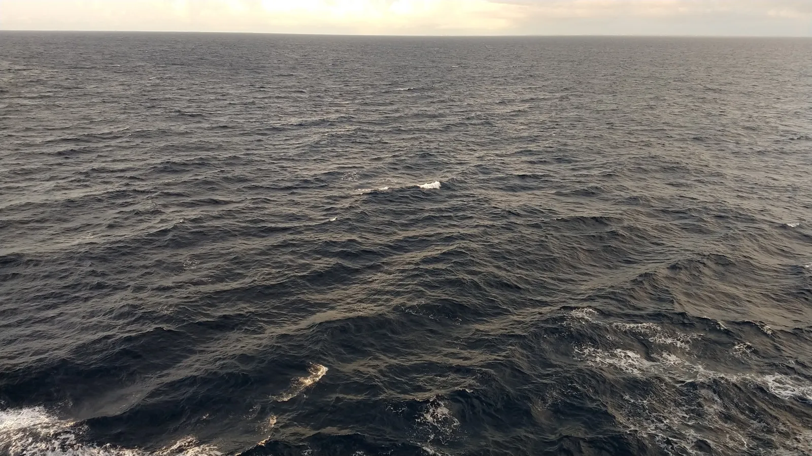 El mar abierto visto desde la cubierta del crucero