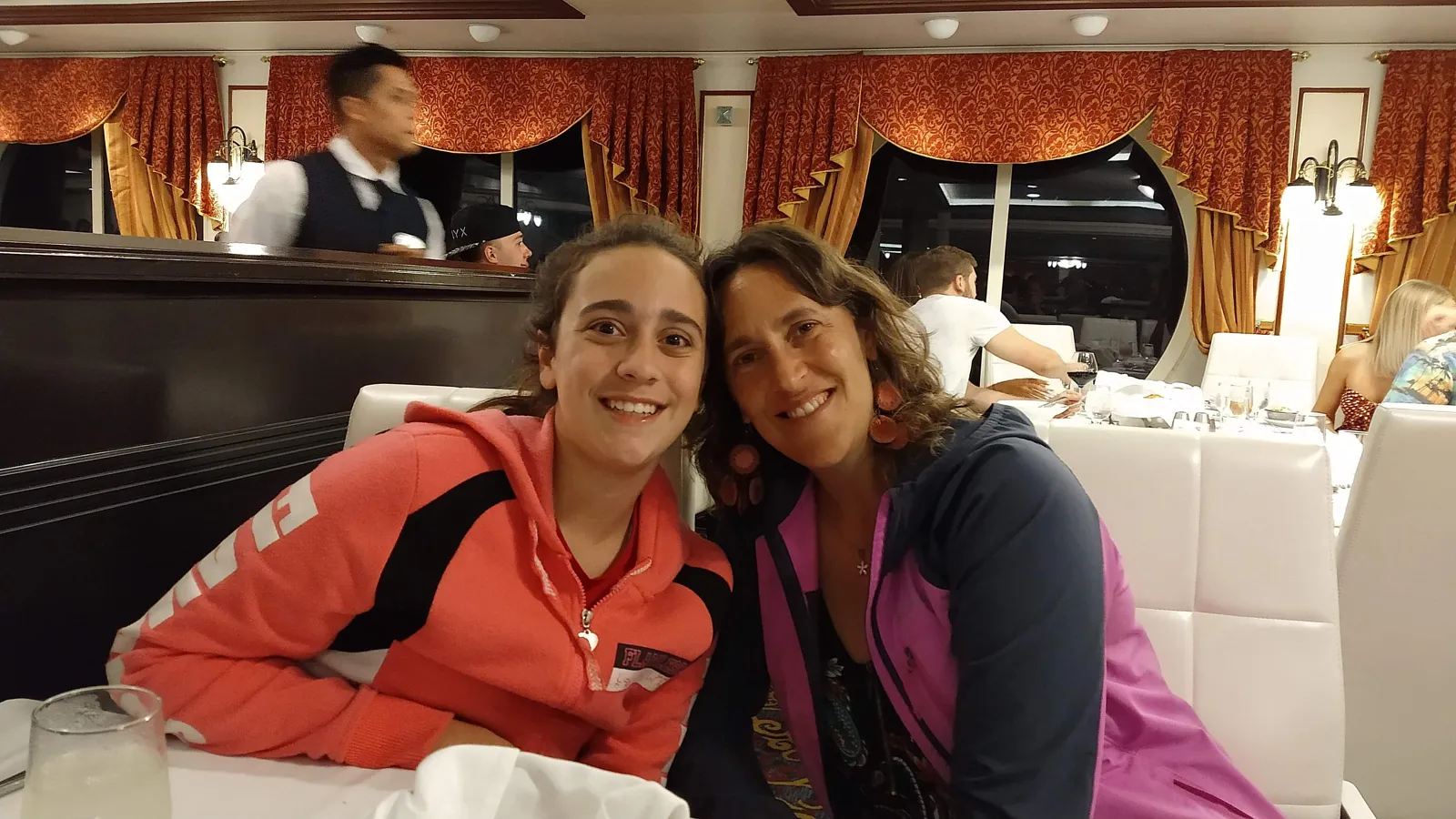 Cena en uno de los restaurantes del crucero
