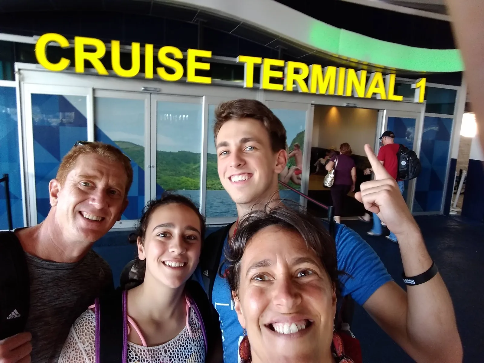 La familia en la terminal de cruceros de Puerto Cañaveral