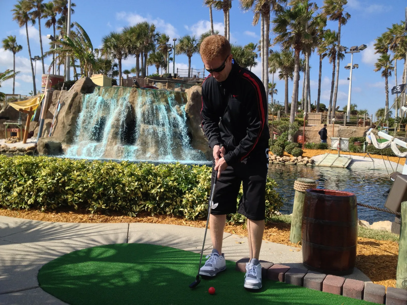 Santi jugando mini golf en Daytona Beach