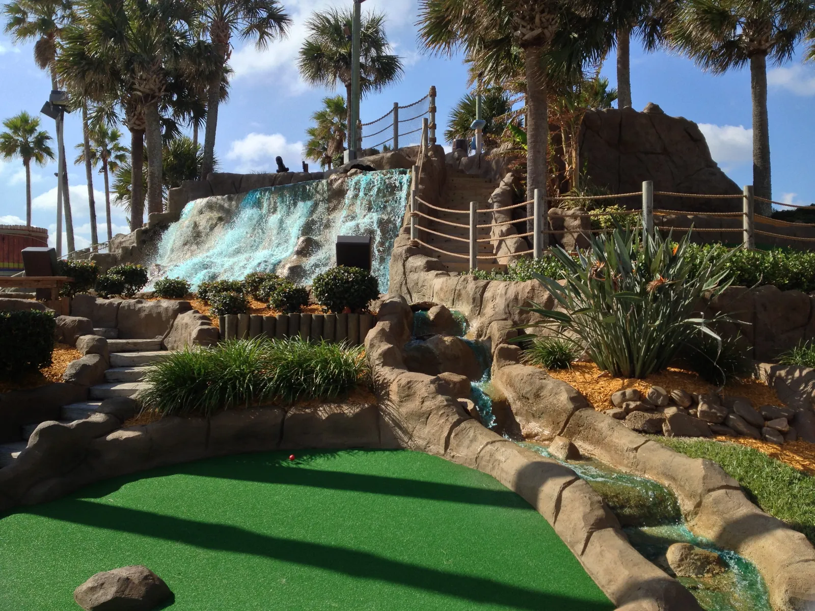 Mini golf con cascada tropical en Daytona Beach