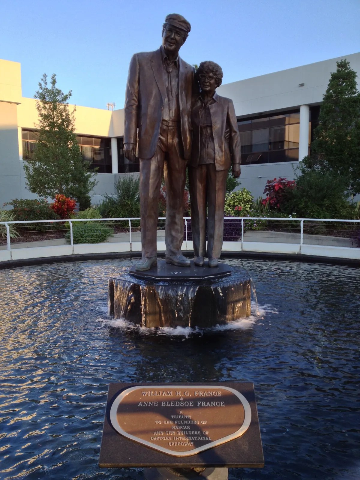 Monumento a los fundadores del Daytona International Speedway, William H.G. France y Anne Bledsoe France