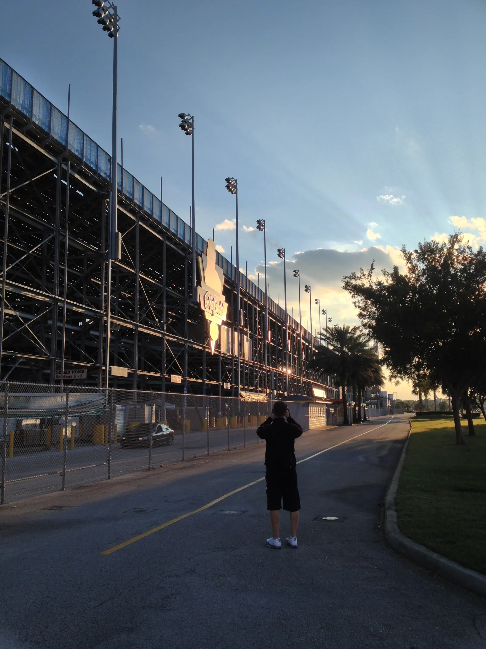 Tribuna del Daytona International Speedway al atardecer