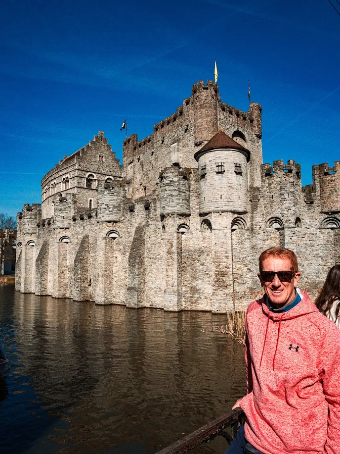 Diego frente al Castillo de los Condes (Gravensteen) de Gante con el foso