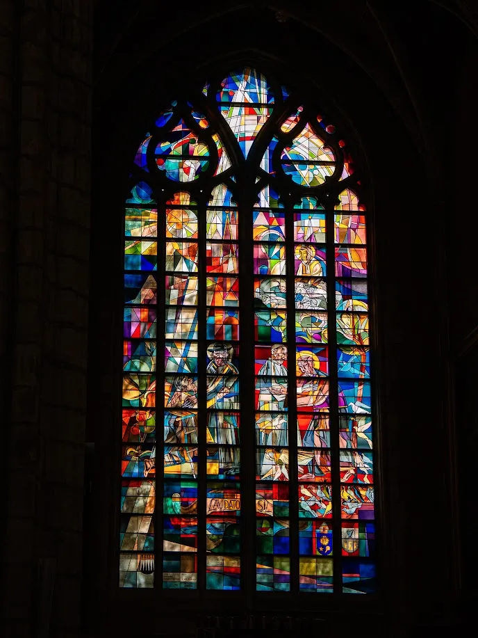 Vidriera de colores de la Catedral de San Bavón de Gante
