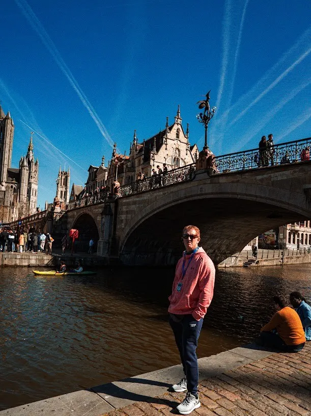 Diego en el Puente de San Miguel con las tres torres de Gante al fondo