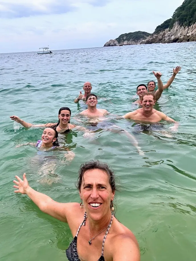 Los ocho viajeros en el agua turquesa de las bahías de Huatulco