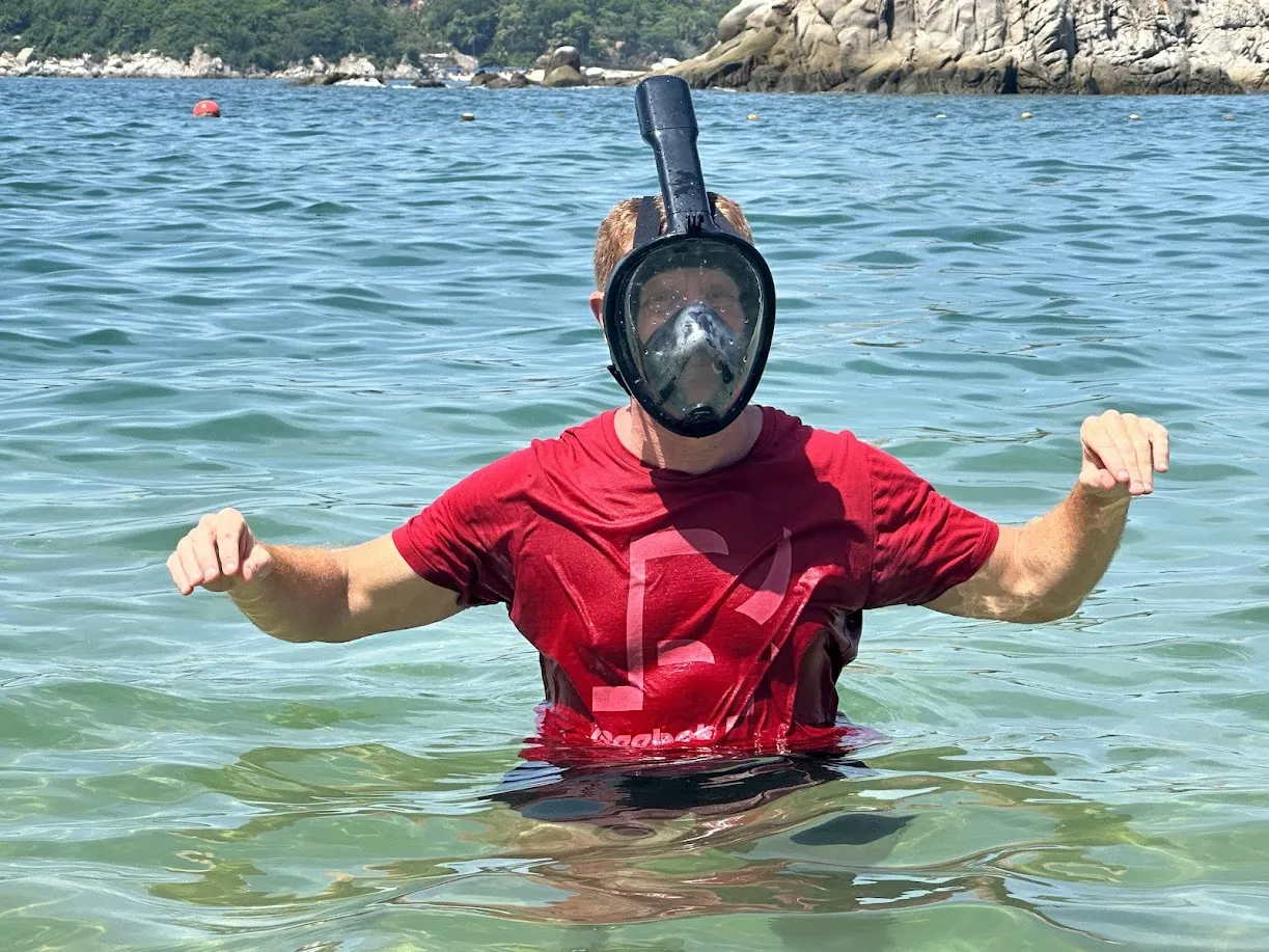 Snorkel con máscara integral en las aguas de La Entrega, Huatulco