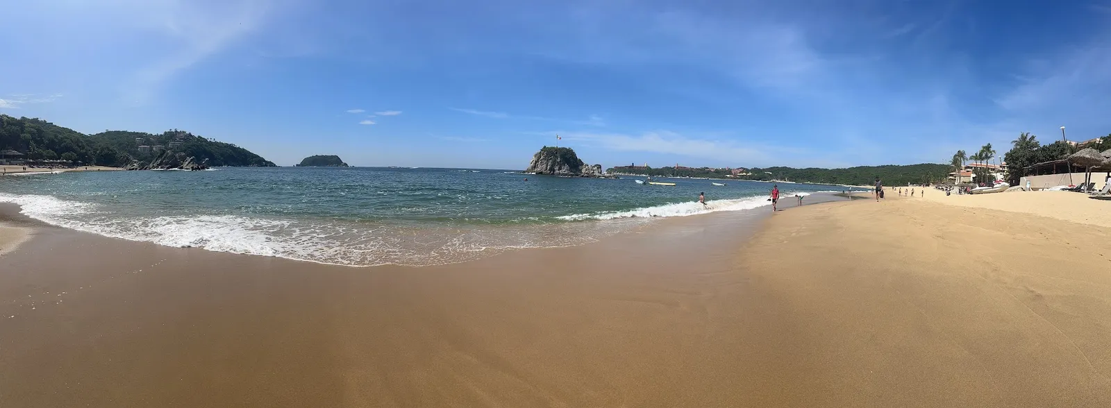 Vista panorámica de la Bahía de Tangolunda con su arena dorada y aguas turquesas