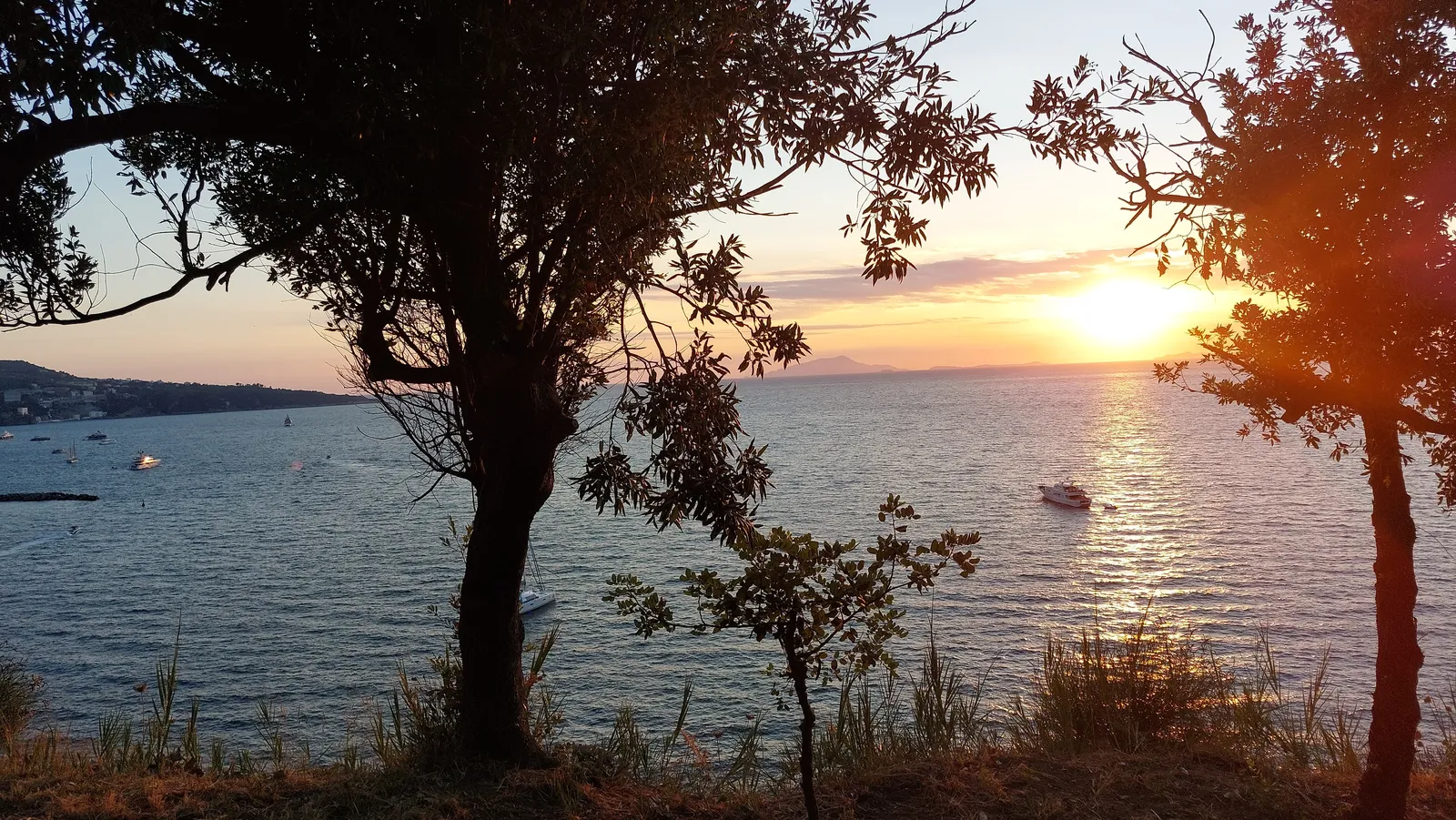 Atardecer dorado sobre el Mar Tirreno visto desde Piano di Sorrento
