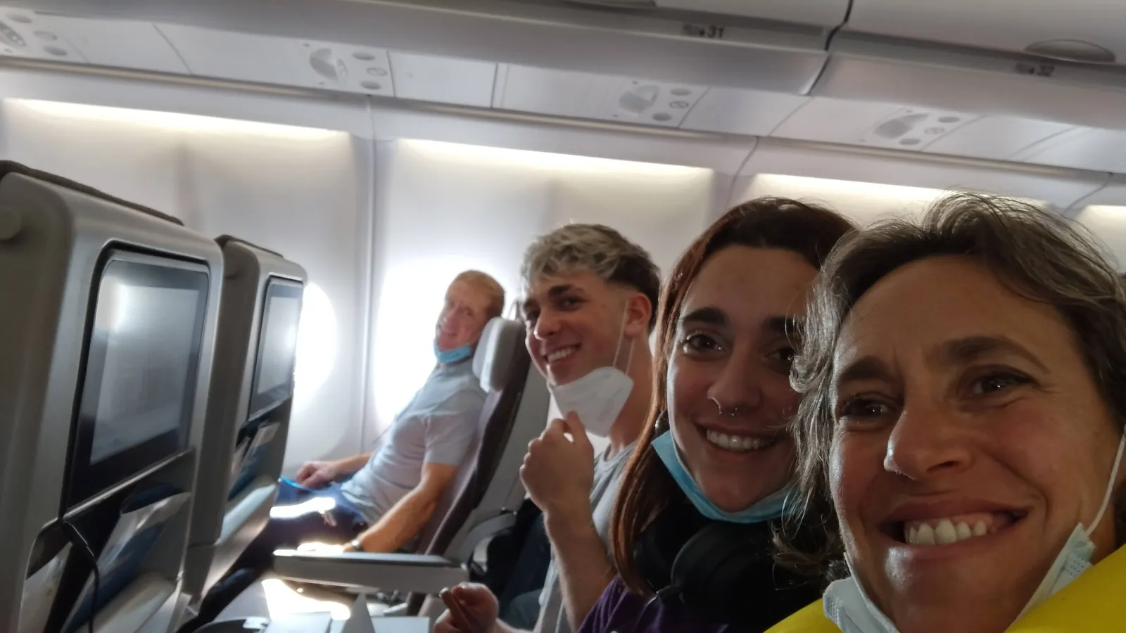 La familia en el avión de Iberia rumbo a Barcelona, todos con barbijo