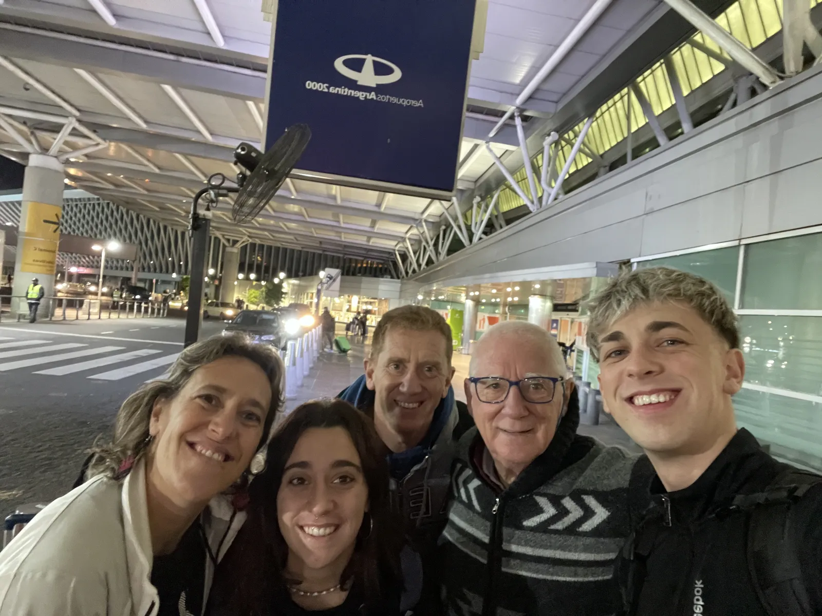 La familia en el aeropuerto de Ezeiza antes de partir hacia Europa