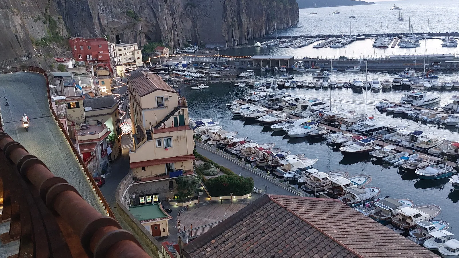 Vista del puerto de Piano di Sorrento al anochecer desde el mirador