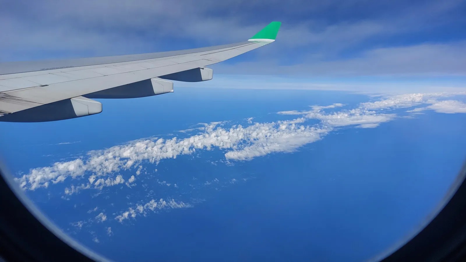 Vista desde la ventanilla del avión sobre el océano Atlántico