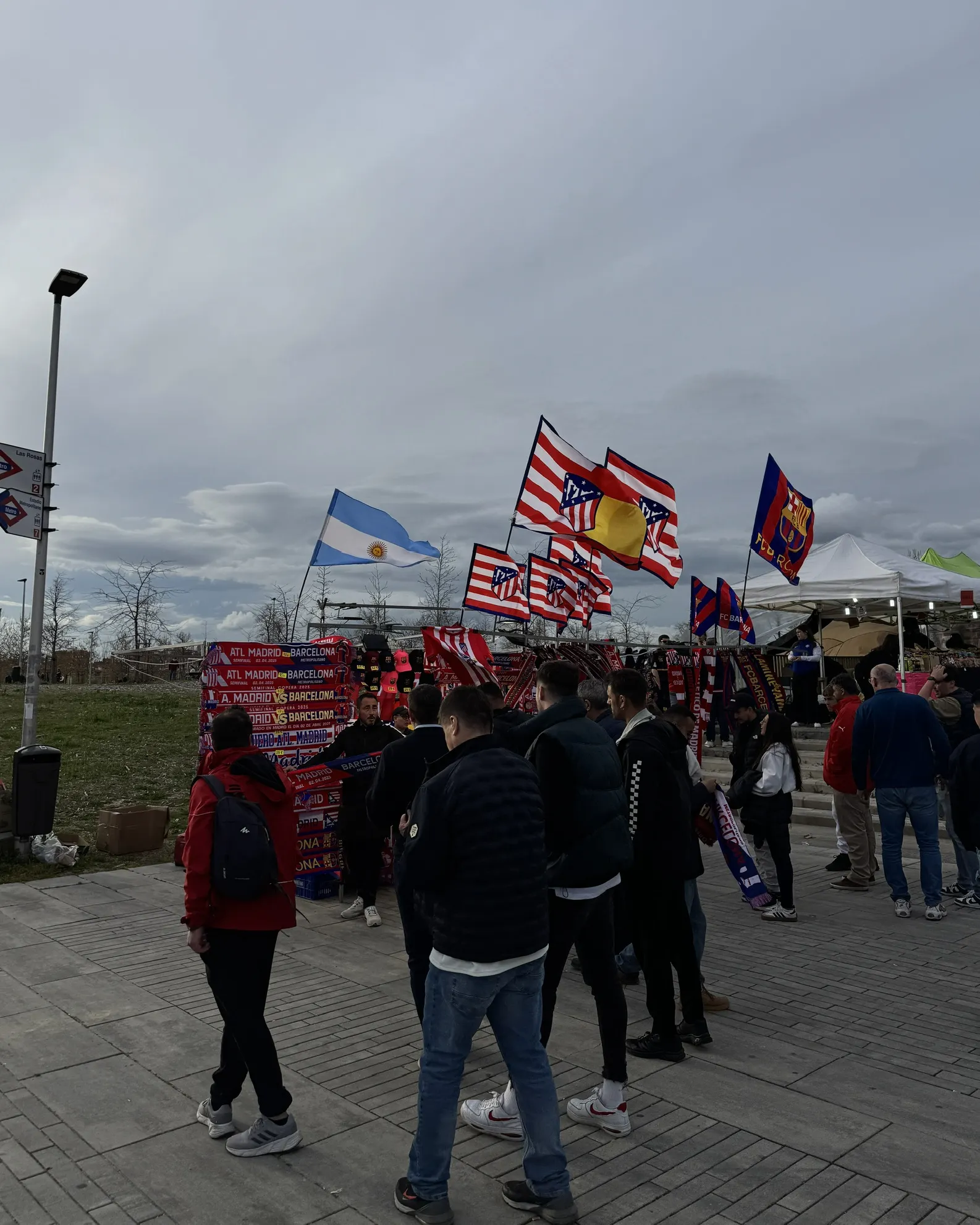 Banderas del Atlético de Madrid, Barcelona y Argentina afuera del Estadio Metropolitano