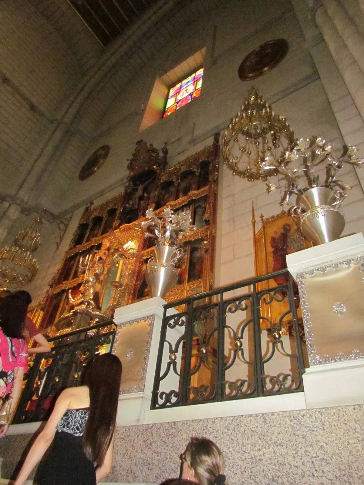 Catedral de la Almudena de Madrid con el Palacio Real al fondo