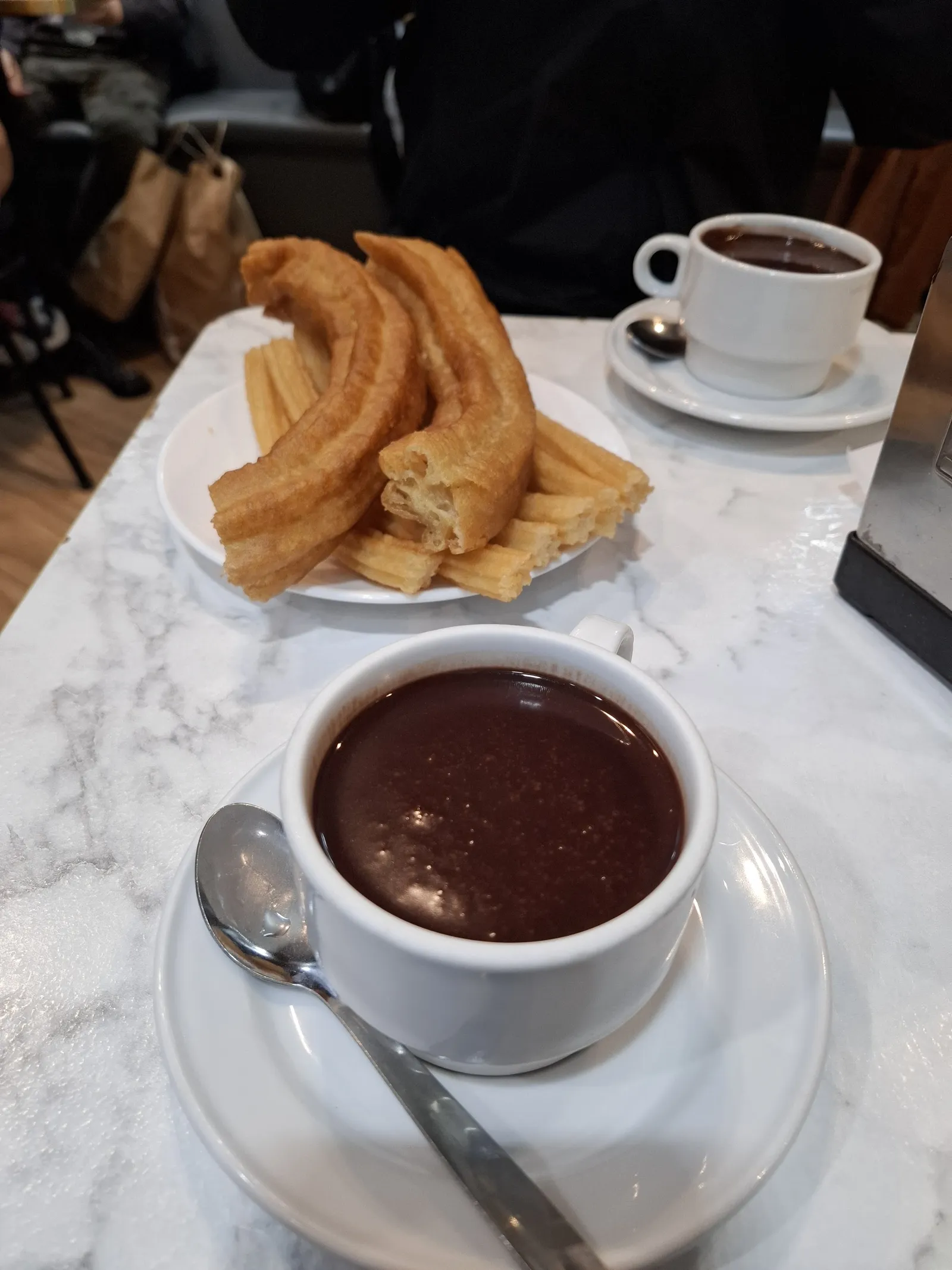 Chocolate con churros de la Chocolatería San Ginés, Madrid