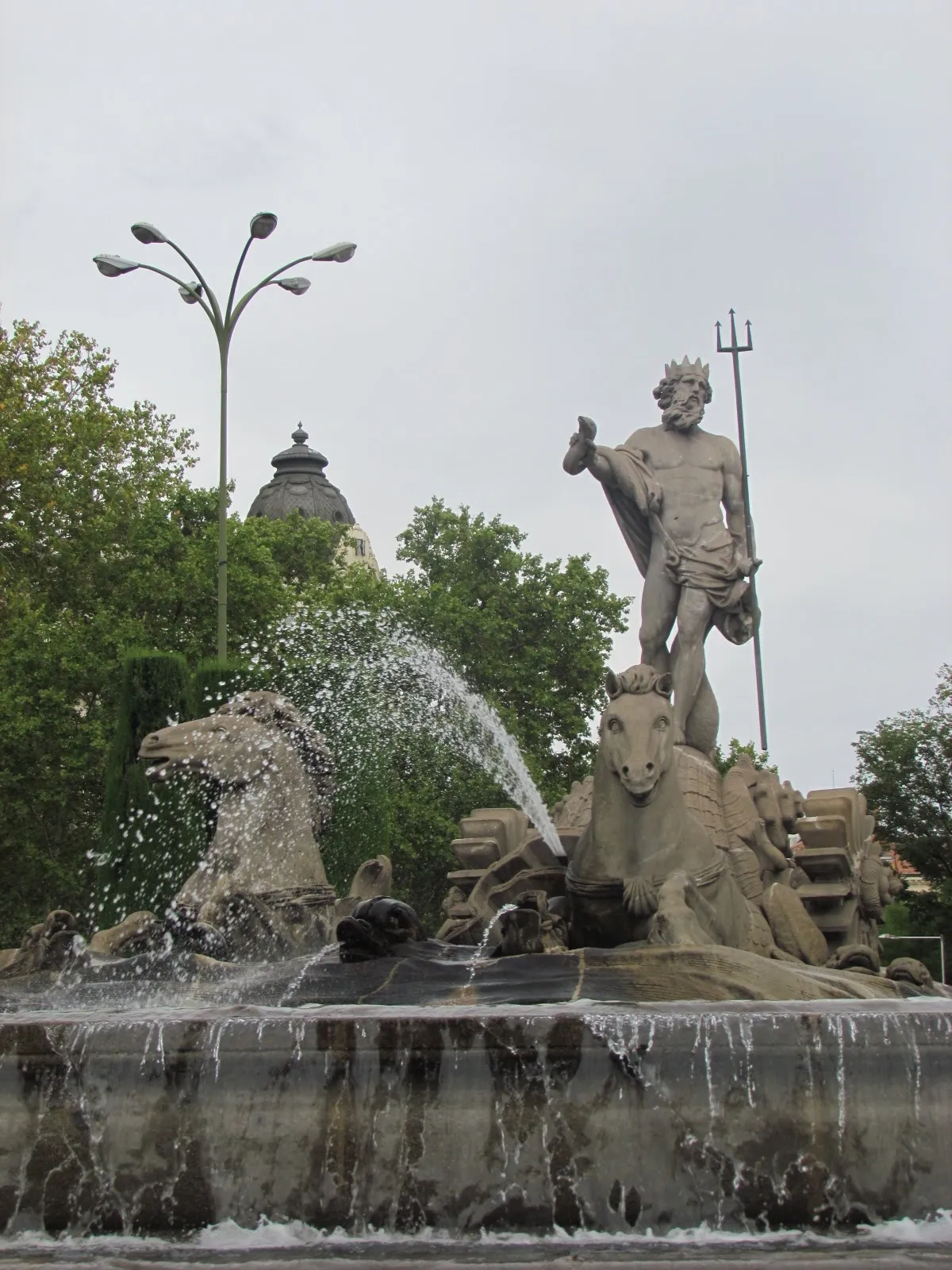 Fuente de la Cibeles en Madrid con el Palacio de Comunicaciones de fondo